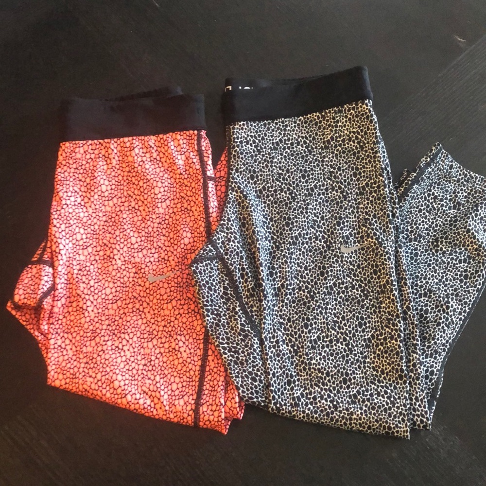 Set of 2 Nike cropped leggings